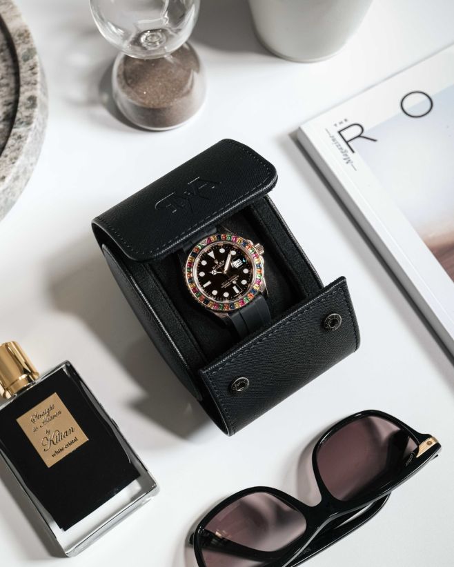 🧳 Signature Watchroll Single – luxusní pouzdro na jedny hodinky 🧵 Pravá Saffiano kůže – odolná a elegantní na dotek 🪫...