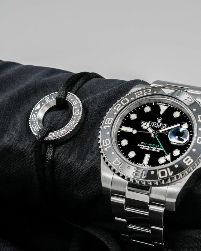 🖤 PWA GMT „Wayne“ náramek – minimalistický styl s odkazem na ikonické GMT hodinky 💎 Kovový kroužek v decentní černo-šedé...