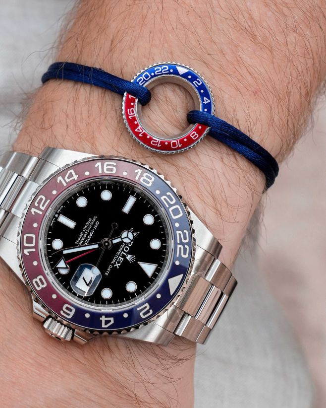 🥤 Pepsi v ruce nebo na zápěstí? 🌊 PWA GMT „Pepsi“ náramek spojuje barvy ikonické lunety Rolex GMT Master II. 🧵 Nylonový...