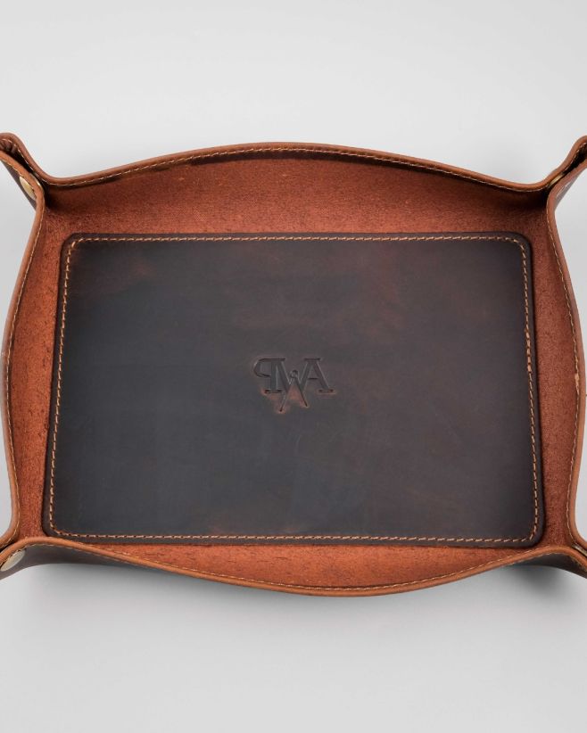 🕰️ Místo, kam patří hodinky, když nejsou na ruce. 🧩 Kožená collectors podložka s logem Prague Watch Accessories. ✨ Stylový...